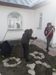 Школьники помогли убрать территорию церкви в с. Вирга