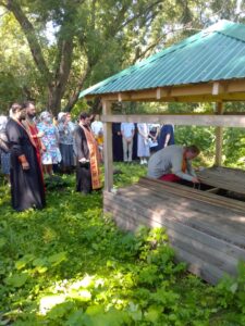 В день памяти Царственных страстотерпцев митрополит Серафим совершил литургию в бывшем Успенском монастыре в честь 300-летия дома Романовых