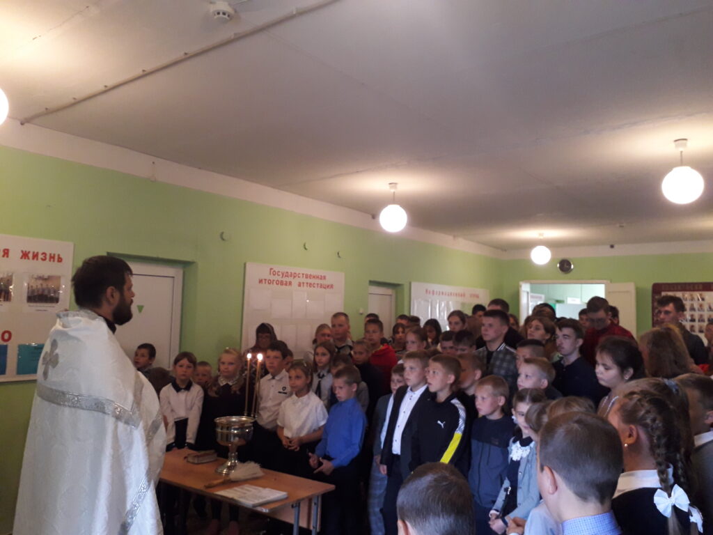 Священник совершил водосвятный молебен в средней общеобразовательной школе с. Вирга