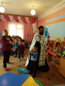 Священник посетил воспитанников детского сада в селе Вирга
