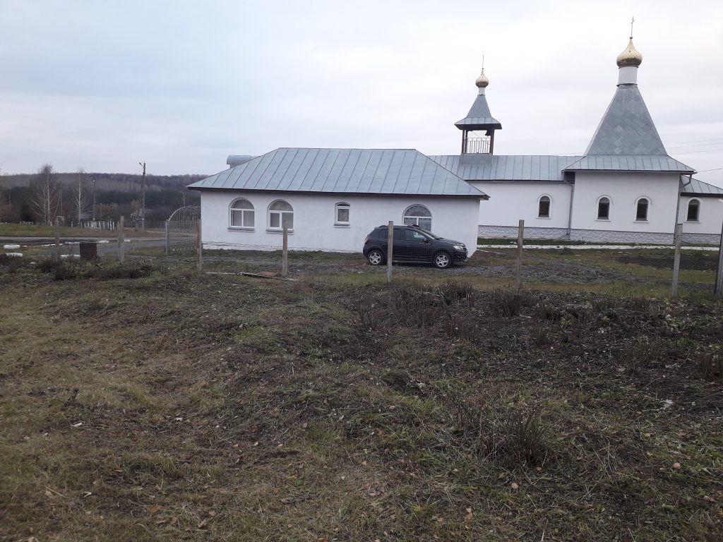 Школьники помогли убрать территорию церкви в с. Вирга