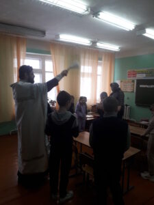 Священник совершил водосвятный молебен в средней общеобразовательной школе с. Вирга