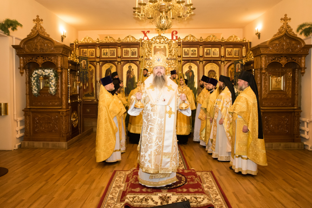 В день памяти святителя Тихона Воронежского митрополит Серафим совершил литургию в Нижнеломовском Казанском мужском монастыре