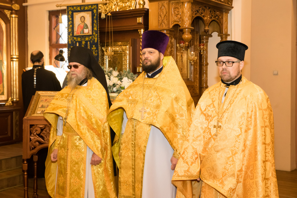 В день памяти святителя Тихона Воронежского митрополит Серафим совершил литургию в Нижнеломовском Казанском мужском монастыре