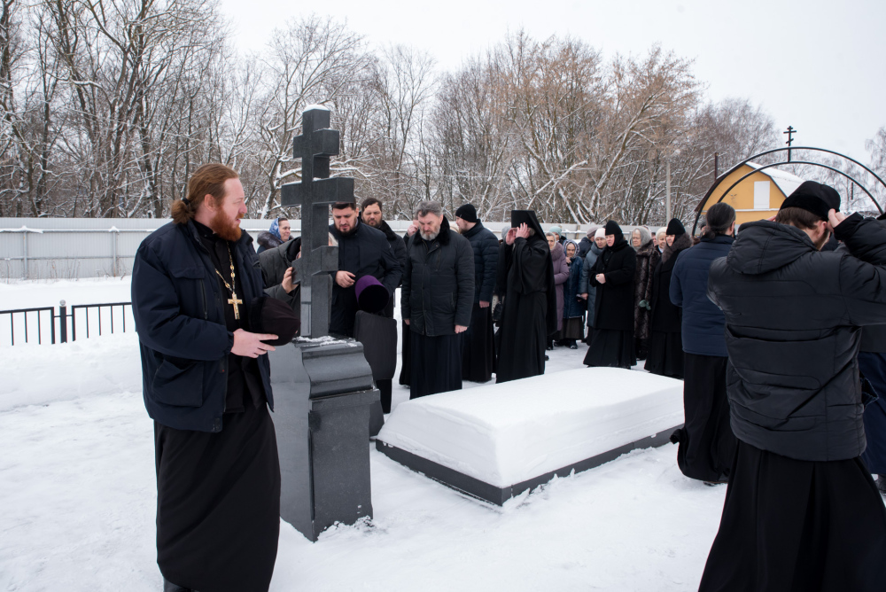 В день памяти священника Николая Болоховского иерей Сергий Беляков сослужил митрополиту Серафиму в Успенском женском монастыре
