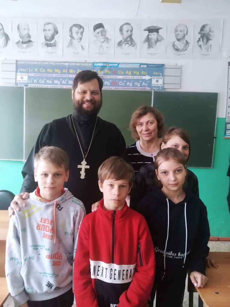 Настоятель провел открытый урок для учащихся старших классов средней общеобразовательной школы села Вирга