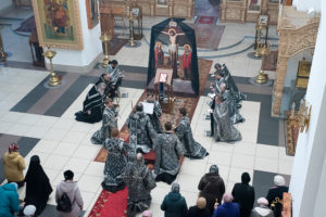 Митрополит Серафим совершил вечерню с чином Пассии в Нижнеломовском Успенском женском монастыре