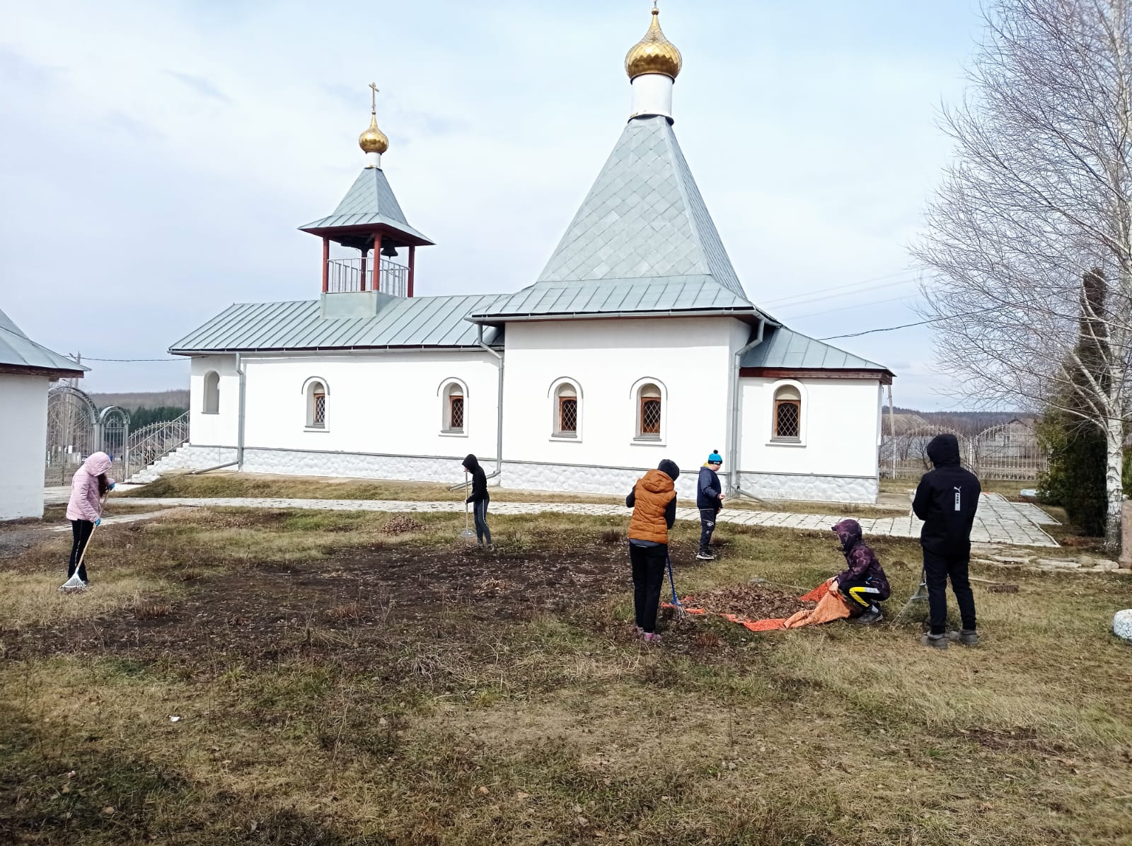 Ребята из волонтерского отряда "Забота" помогли убрать территорию церкви в с. Вирга
