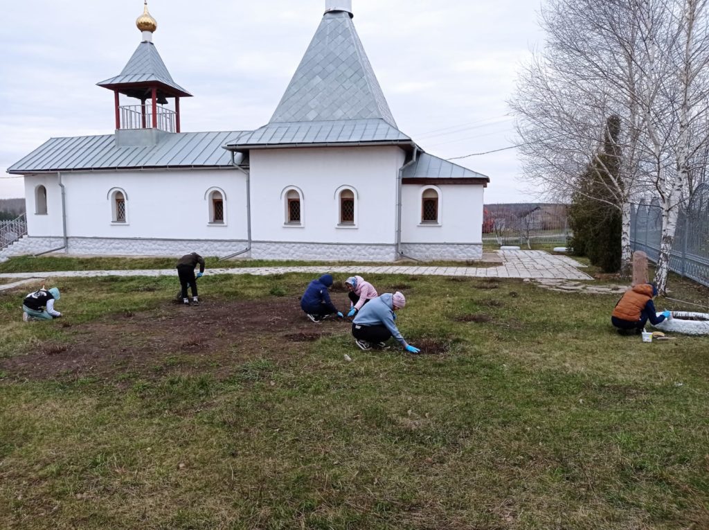 Ученики школы с. Вирга благоустроили территорию церкви к Пасхе